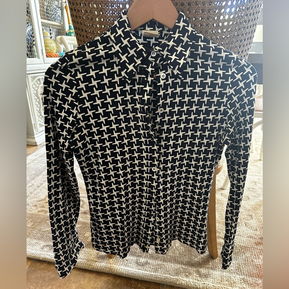 Vintage Stylish Black and White Button Down Shirt no size rage fits like an xs